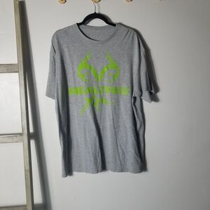 REALTREE MEN'S GRAY WITH GREEN TEE ESTIMATED SIZE XL